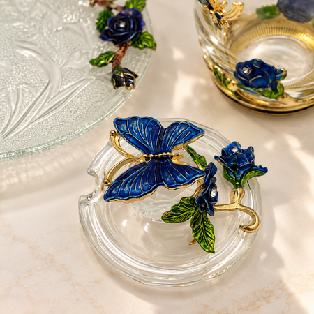 Close-up of the metal blue rose flower handle and decoration on the glass tea cup